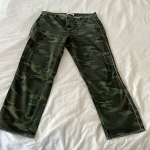 Sundry camouflage pants. Size 28